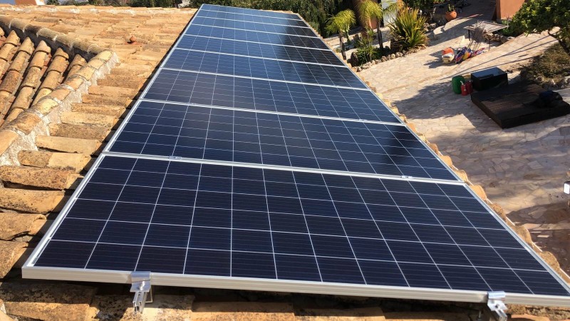 Ahorra luz con placas solares en Malaga