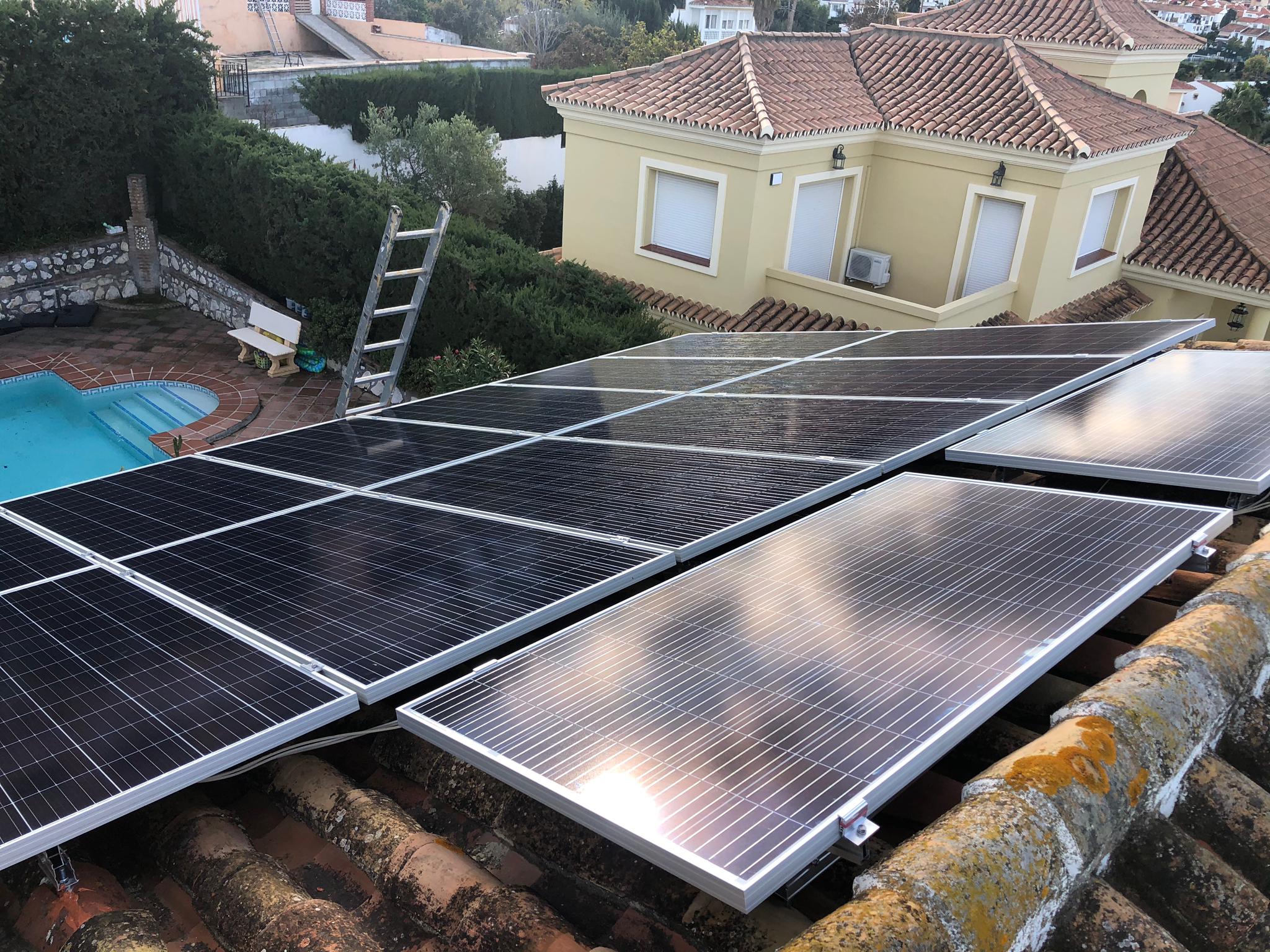 Ahorra luz con placas solares en Huelva