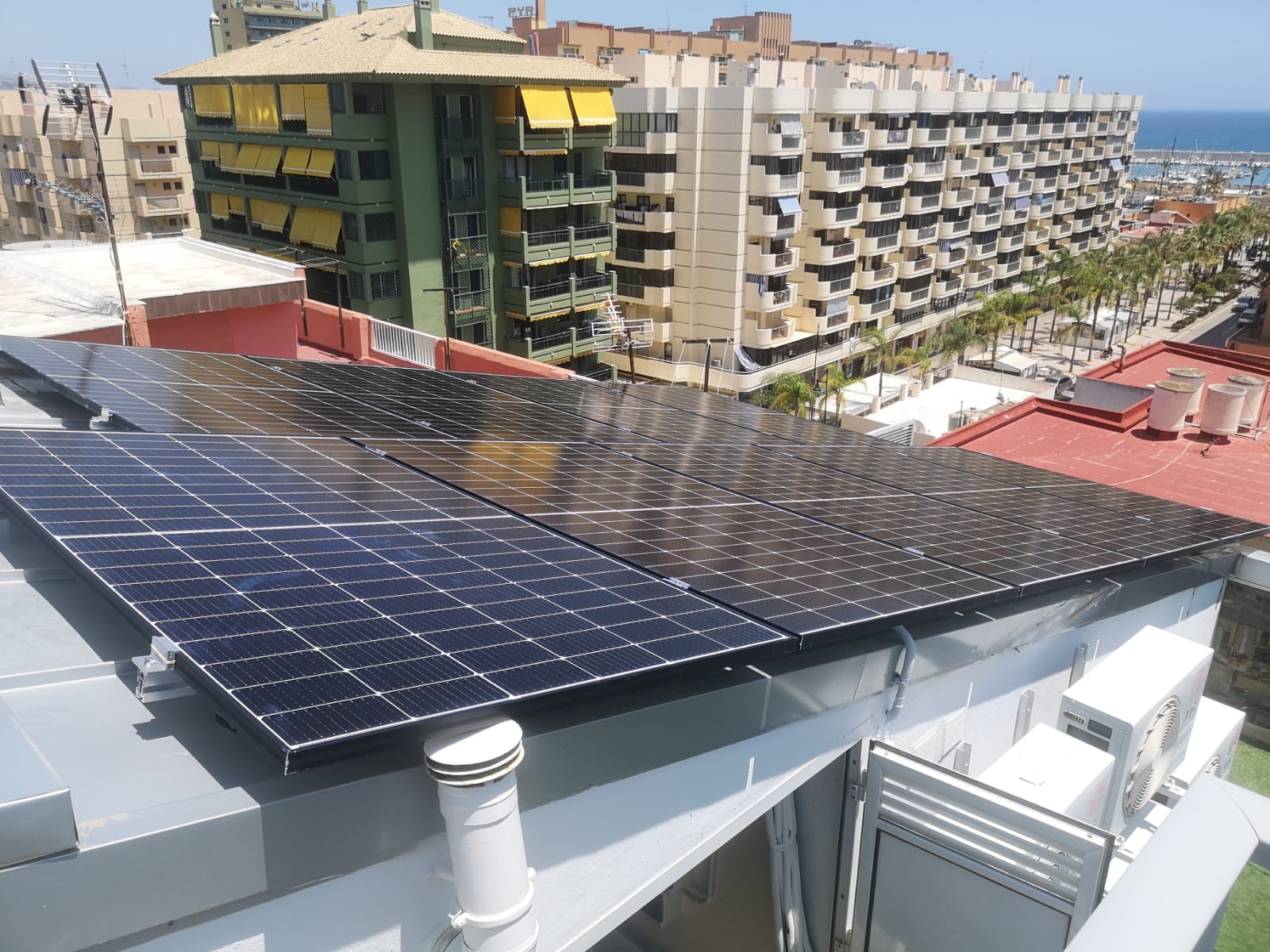 Instalación de Autoconsumo de Placas Solares para el Suministro de Energía a 5 Aires Acondicionados