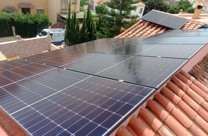 Instalación de placas solares para ahorrar en la factura de la luz en Chilches Málaga