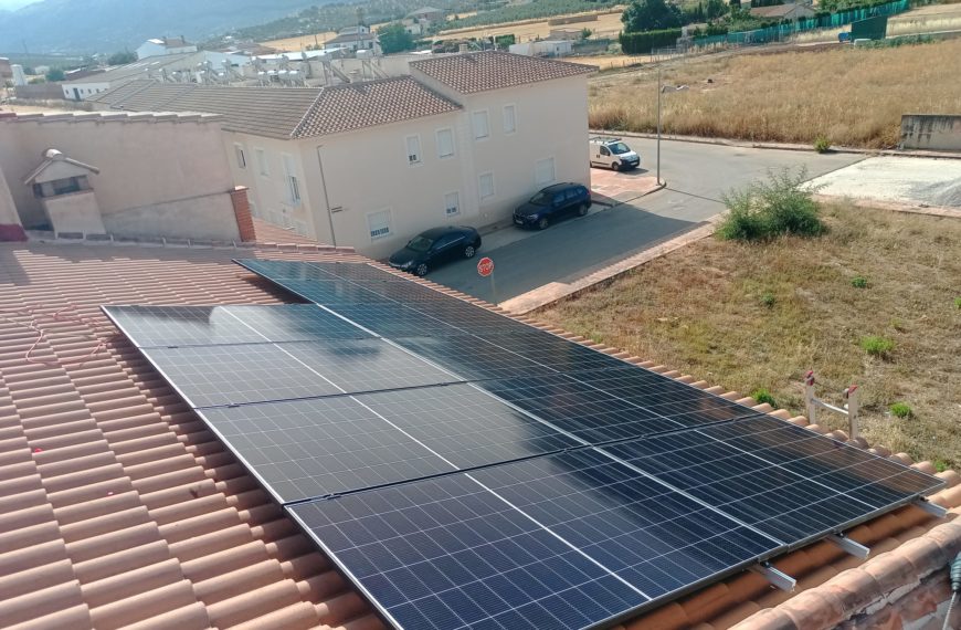 Instalación de placas solares para ahorrar en la factura de la luz en Málaga capital