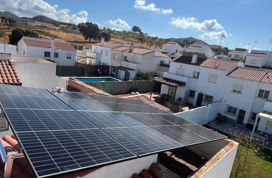 Instalamos una pérgola solar con 8 paneles fotovoltaicos en Almogía (Málaga)