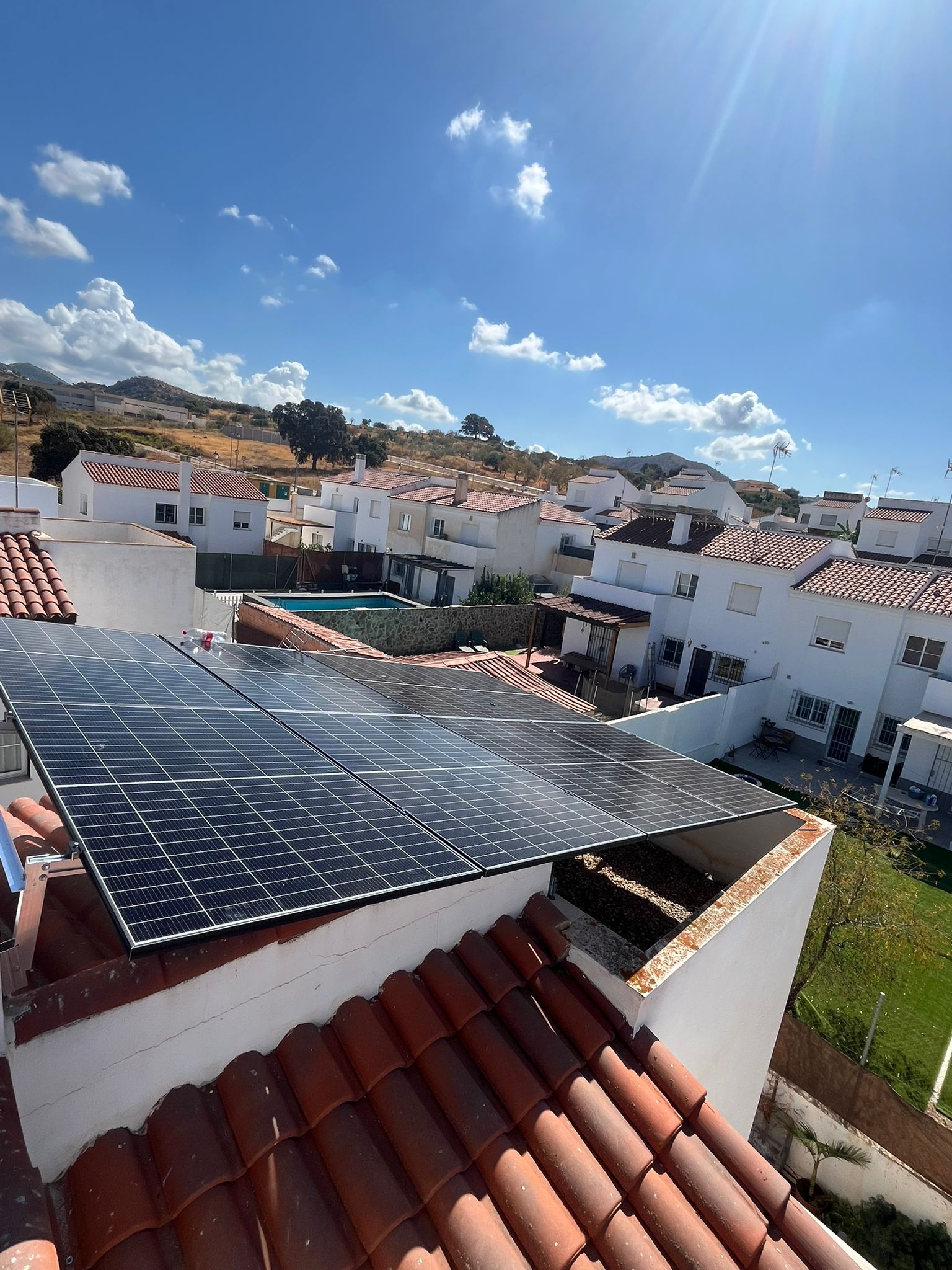 Instalamos una pérgola solar con 8 paneles fotovoltaicos en Almogía (Málaga)