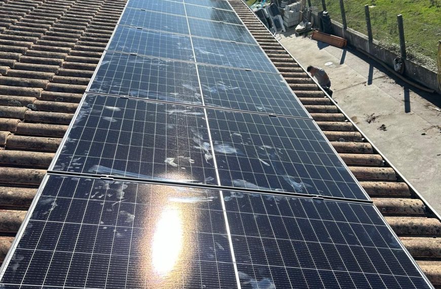 Instalamos un sistema de autoconsumo con 8 paneles solares y un inversor de 3 kW en una casa de campo