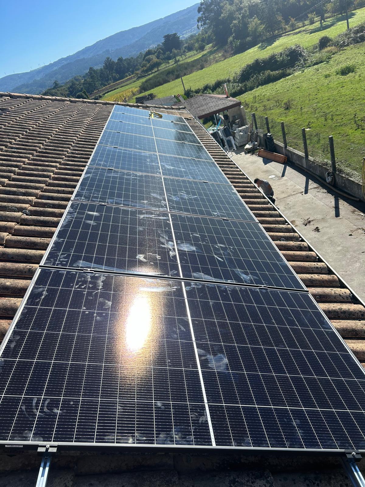 Instalamos un sistema de autoconsumo con 8 paneles solares y un inversor de 3 kW en una casa de campo