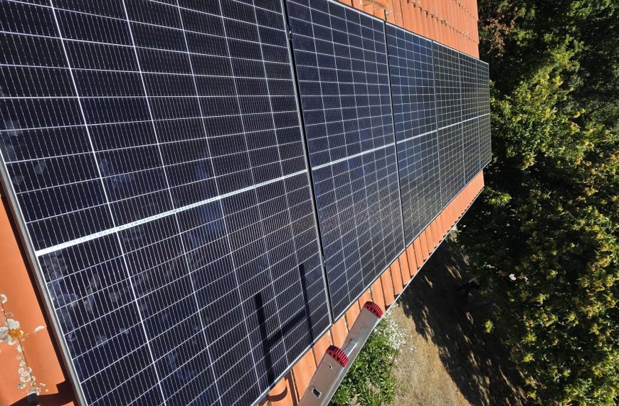 Instalamos 6 paneles solares de 455 W en línea en una casa de campo