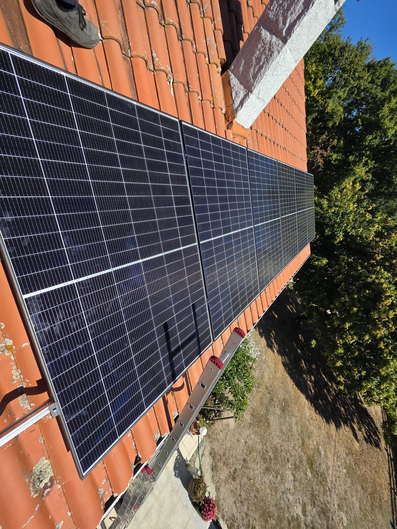 Instalamos 6 paneles solares de 455 W en línea en una casa de campo