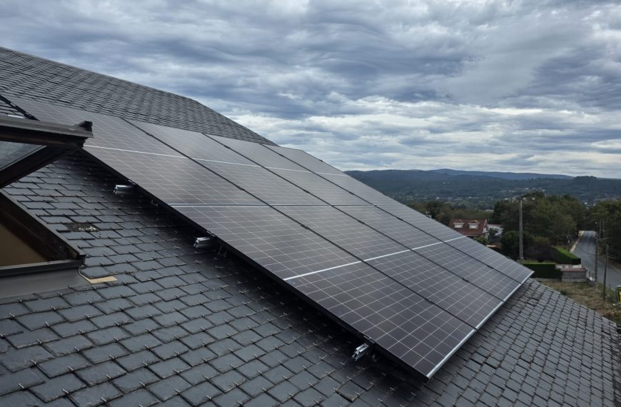 Instalamos 8 paneles solares en cuadrícula respetando el diseño moderno del hogar