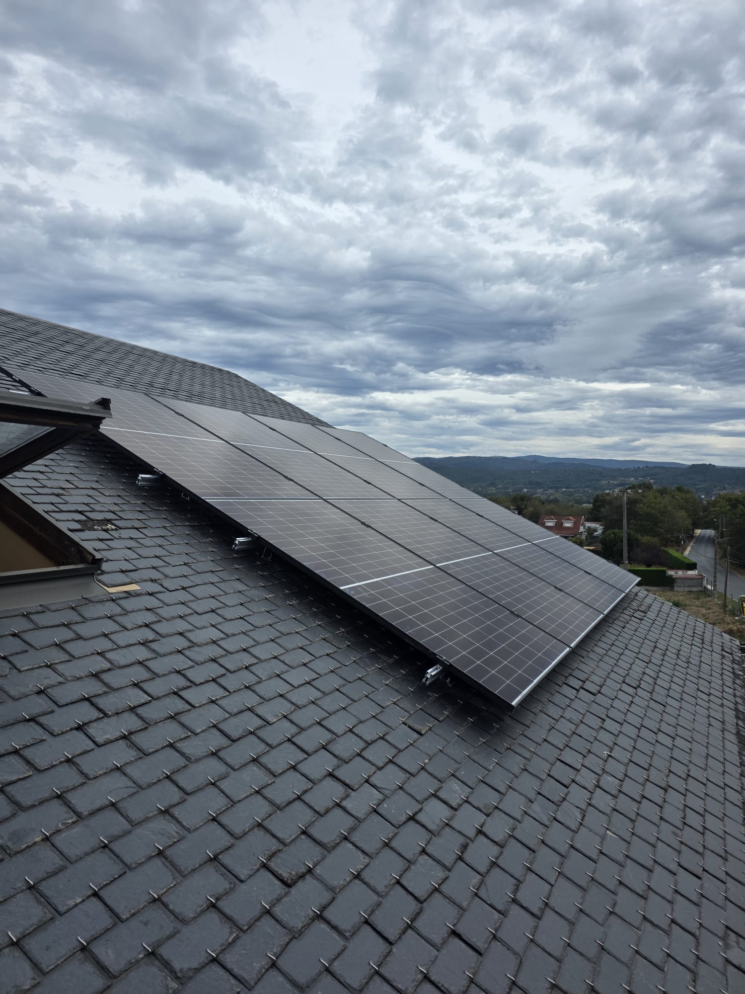 Instalamos 8 paneles solares en cuadrícula respetando el diseño moderno del hogar