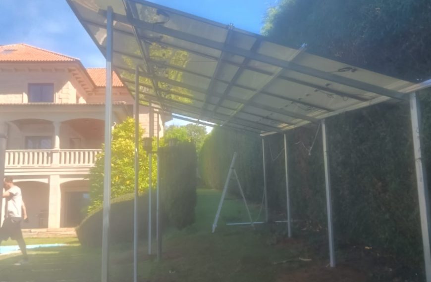Instalamos 16 paneles solares en una pérgola lineal para un espacio acogedor en el jardín