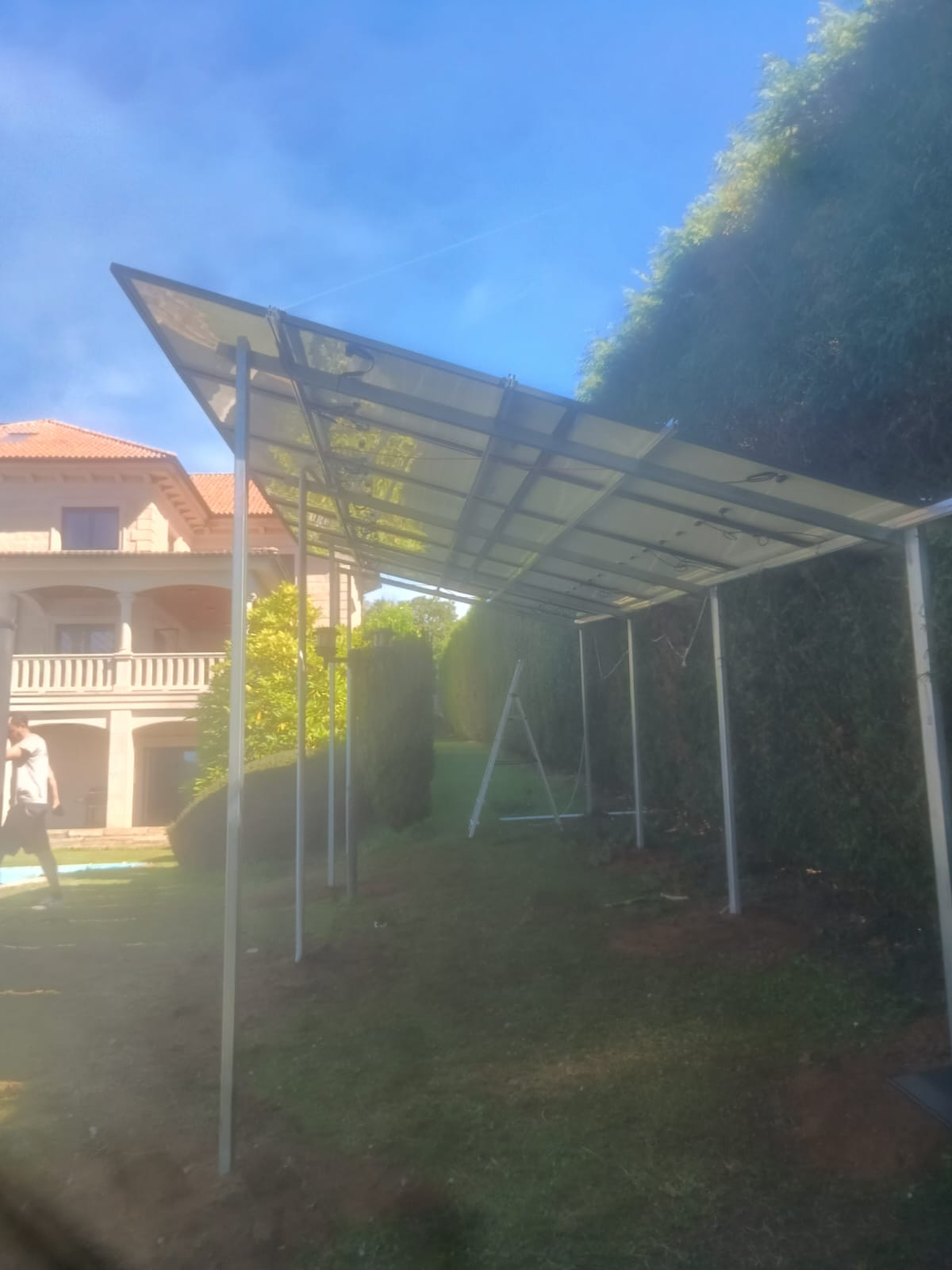 Instalamos 16 paneles solares en una pérgola lineal para un espacio acogedor en el jardín