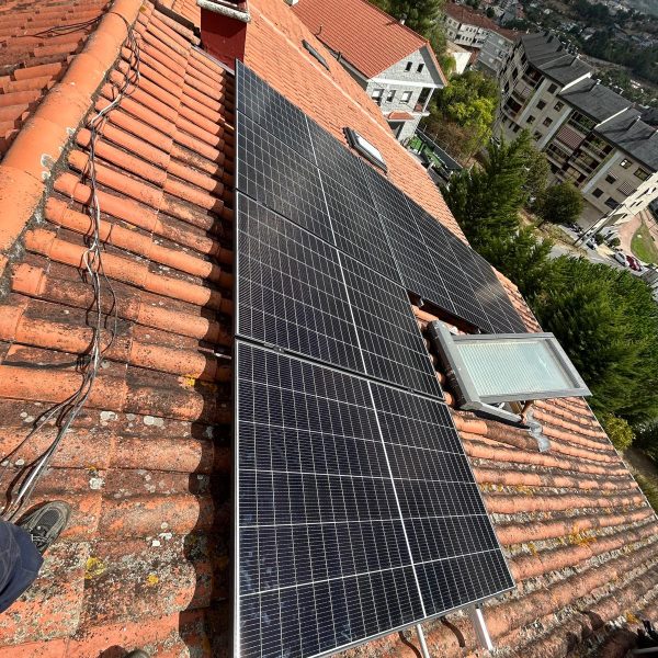 Empezamos enero de 2026 instalando placas solares en Vigo por un año más verde