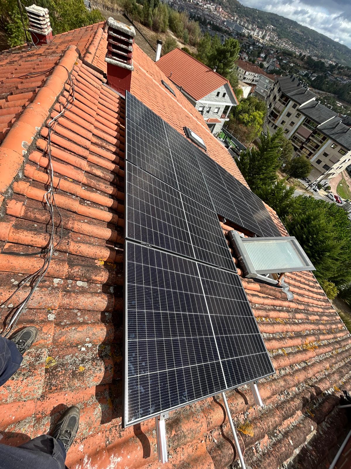 Empezamos enero de 2026 instalando placas solares en Vigo por un año más verde
