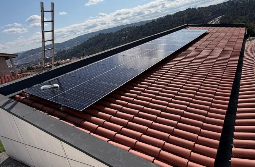 Instalación de 14 paneles más inversor 5K en Pontevedra
