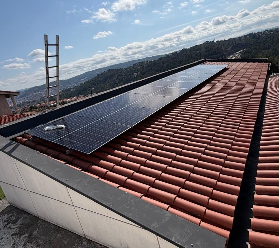 Nueva instalación fotovoltaica en O Rosal (Pontevedra): 14 paneles solares e inversor de 5 kW