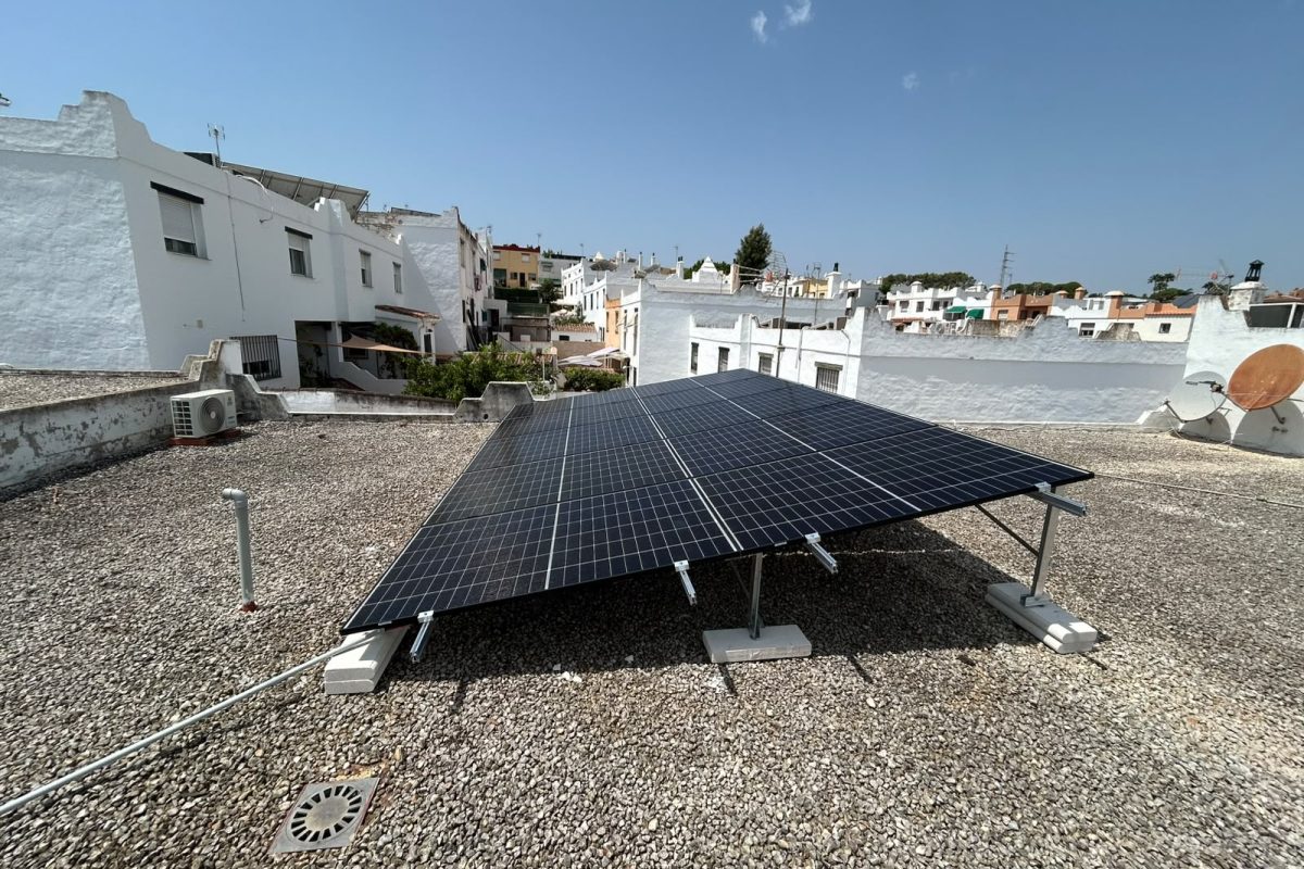Otra familia empieza a ahorrar en Málaga con su nueva instalación de placas solares