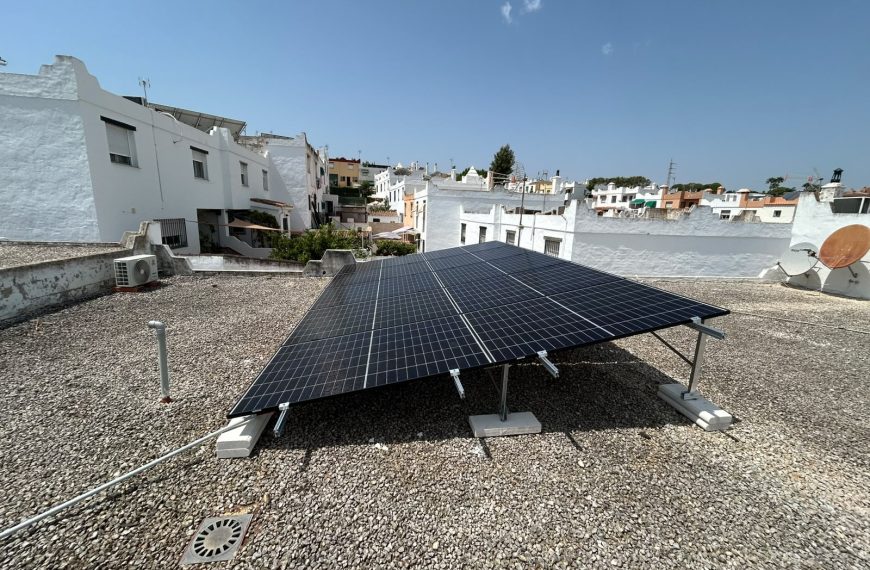 Otra familia empieza a ahorrar en Málaga con su nueva instalación de placas solares
